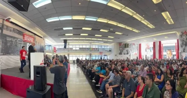 Associação Mães Jardineiras participa de debate sobre uso da Cannabis no SUS e em associaçõesSANTO ANDRÉ – A Associação Mães Jardineiras marcou presença em uma discussão regional sobre o uso da Cannabis no Sistema Único de Saúde (SUS) e em associações e movimentos sociais. O evento, realizado no dia 2 de abril em Santo André, foi promovido pelo Sindicato dos Metalúrgicos do ABC e contou com a participação de diversos segmentos e instituições.Representando a Associação, estiveram presentes a presidente, Dra. Eliane Nunes, e a vice-presidente, Margareth Suzano. O encontro debateu para os desdobramentos do Consórcio Municipal de Santo André e a viabilização do acesso à Cannabis Medicinal na região do Grande ABC.Entre as autoridades presentes, destacaram-se o ministro do Desenvolvimento Agrário e Agricultura Familiar, Paulo Teixeira, o deputado estadual por São Paulo, Eduardo Suplicy, e o presidente do Sindicato dos Metalúrgicos do ABC, Moisés Selerges e o presidente da Flor da Vida, Enor Machado.O evento reforçou a importância da articulação entre governo, sindicatos e a sociedade civil para ampliar o acesso ao tratamento com Cannabis Medicinal, promovendo inclusão e avanços na política pública de saúde.#mulheresemãesjardineiras #sbec #projetomãesjardineiras #precisoplantar #cannabismedicinaljá #cannabis #cannabisnosus #cannabismedicinal #plantecomoumamãe