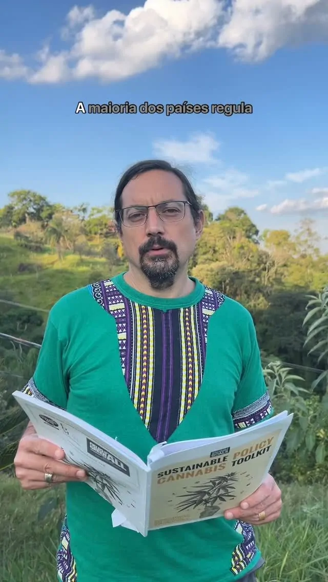 Dr. Konstantin Gerber nos dá uma perspectiva sobre os dilemas do cânhamo e sua sustentabilidade: Você sabia que o direito internacional classifica cânhamo pela finalidade dos produtos e não pela variedade genética das sementes? Sementes tradicionais ou locais que são resultado de séculos de melhoramento genético, manejo sustentável e seleção natural, como acontece no Himalaia são um patrimônio genético e cultural. #canhamo #hemp #sbecmed #cannabiseclima